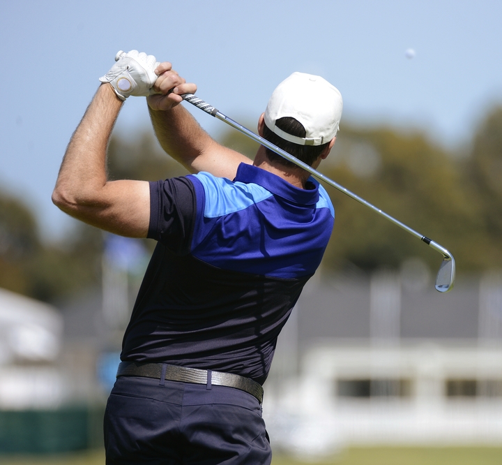 golfer swing a golf club